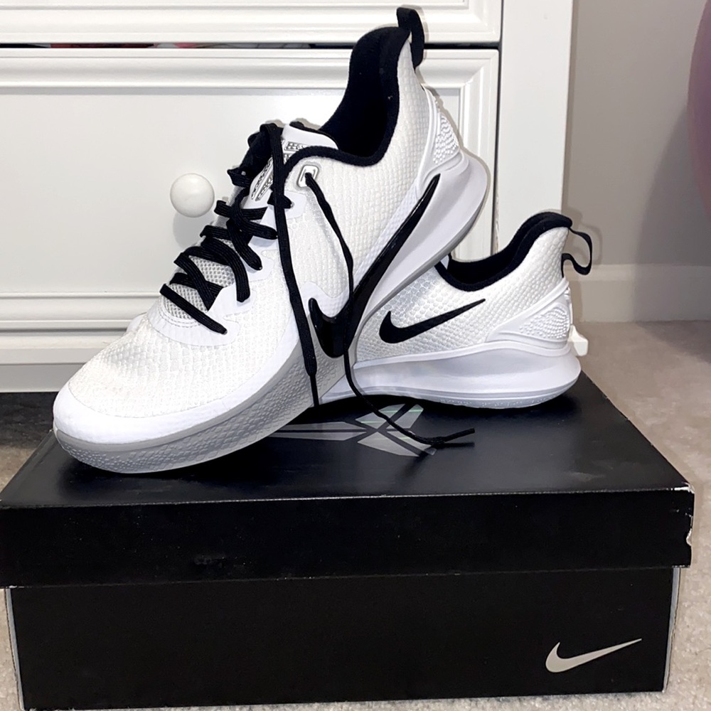 Mens 9.5 / Women’s 11 Mamba Focus TB B-Ball Shoes